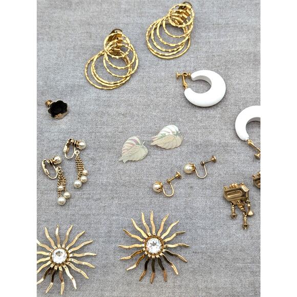 Lot of 10 Pair Vintage Clip On Screw On Gold Tone Earrings - Picture 3 of 5